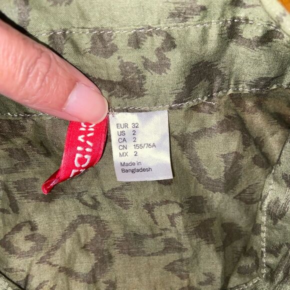 H&M Sleeveless Heart Print Button Down Shirt - Picture 10 of 13